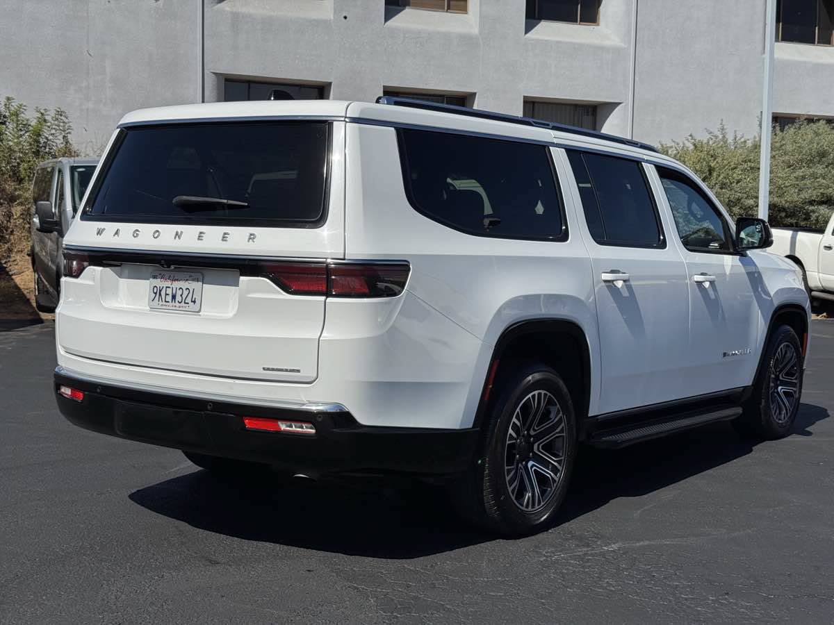 Used 2024 Jeep Wagoneer L Series II RWD image 15