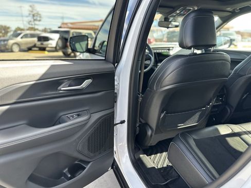 Used 2024 Jeep Grand Cherokee Altitude image 12