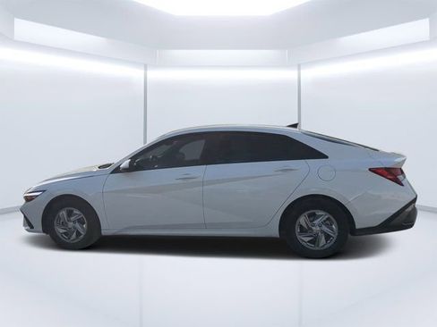 Used 2025 Hyundai Elantra SE FWD image 6