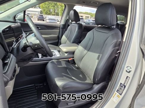 Used 2026 Kia Carnival EX FWD image 8