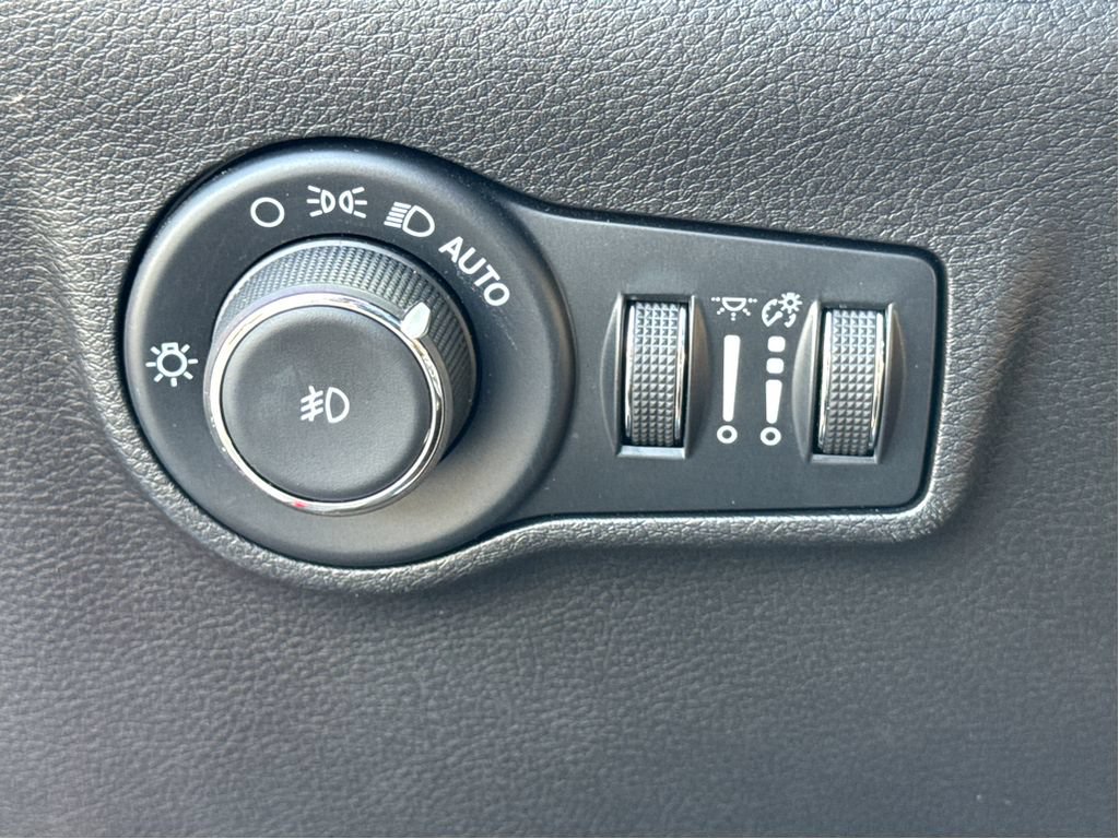 Used 2025 Jeep Compass Trailhawk AWD/4WD image 12