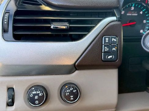 Used 2016 Chevrolet Suburban LT image 21