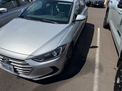 Used 2017 Hyundai Elantra SE FWD image 2