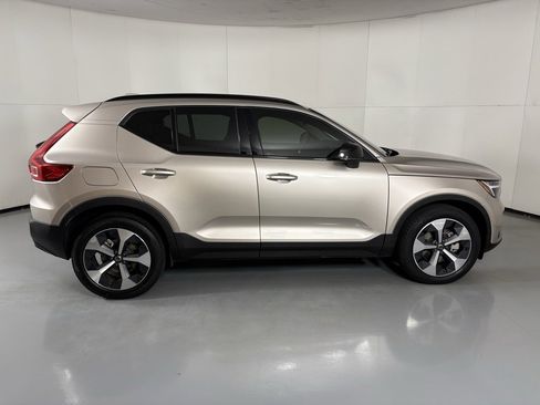 Used 2024 Volvo XC40 B5 Core image 9