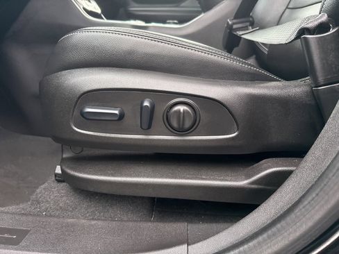 Used 2024 GMC Terrain SLT image 15