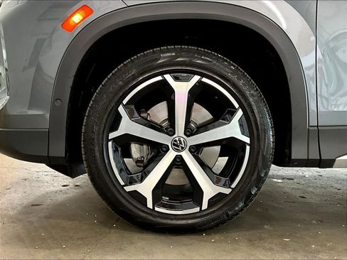 Used 2025 Volkswagen Tiguan SE w/ Panoramic Sunroof Package image 11