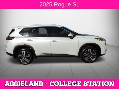 Used 2025 Nissan Rogue SL image 2