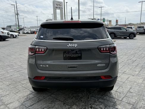 Used 2024 Jeep Compass Latitude image 6