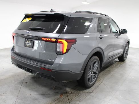 Used 2025 Ford Explorer ST-Line w/ ST-Line Street Pack image 9