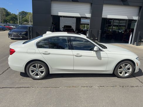 Used 2017 BMW 330i xDrive Sedan AWD/4WD image 4