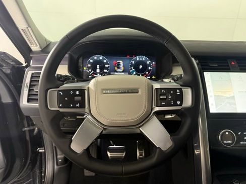 New 2025 Land Rover Discovery Metropolitan Edition image 17