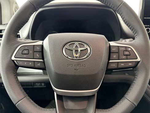 Used 2025 Toyota Sienna XLE image 17