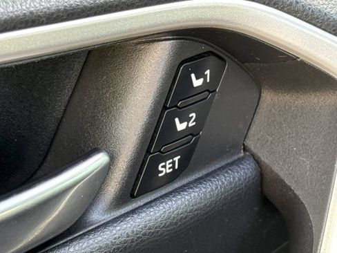 Used 2020 Toyota RAV4 Limited AWD/4WD image 22