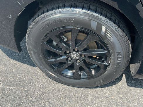 Certified 2022 Toyota Prius AWD image 5