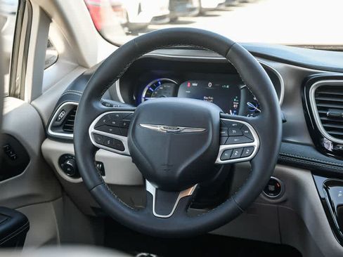 Used 2023 Chrysler Pacifica Touring-L FWD image 12