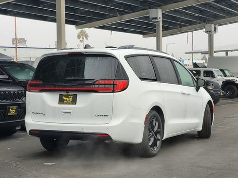 New 2026 Chrysler Pacifica Limited w/ S Appearance Package image 4