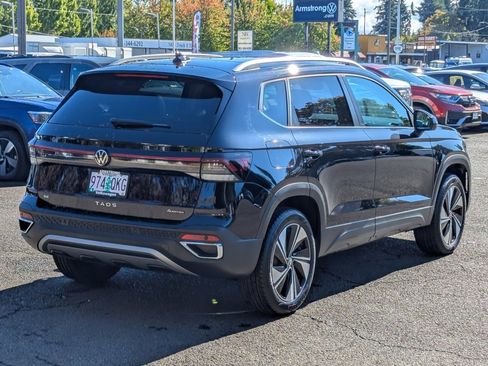 Used 2025 Volkswagen Taos SE w/ Panoramic Sunroof Package image 5