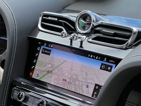 Used 2025 Bentley Bentayga image 47