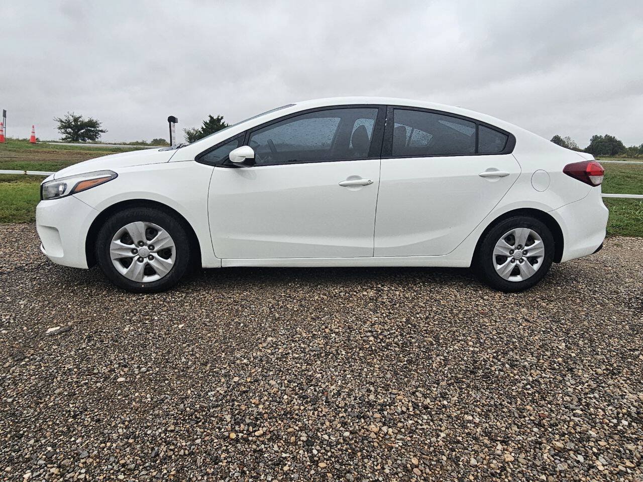Used 2017 Kia Forte LX FWD image 4