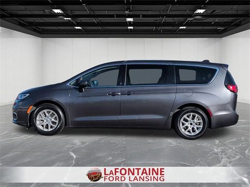 Used 2023 Chrysler Pacifica Touring-L image 4