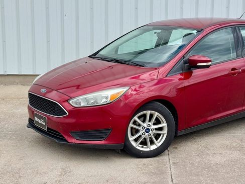 Used 2016 Ford Focus SE FWD image 2