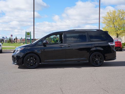 Used 2020 Toyota Sienna SE Premium w/ Nightshade Edition FWD image 6
