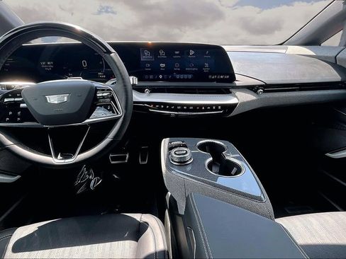 Used 2025 Cadillac Optiq Sport 2 AWD/4WD image 7