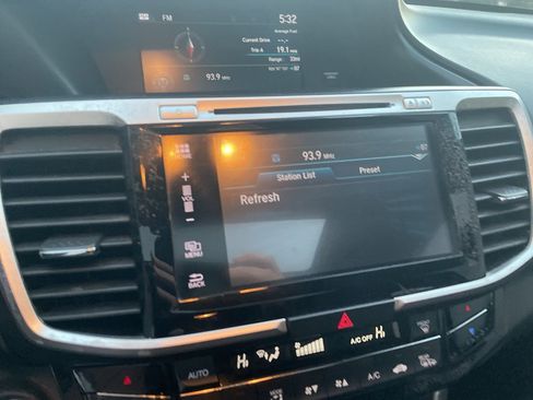 Used 2017 Honda Accord EX-L image 10