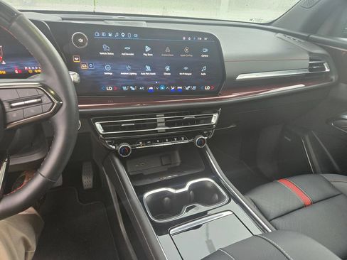 Used 2025 Chevrolet Traverse RS w/ LPO, Floor Liner Package FWD image 10