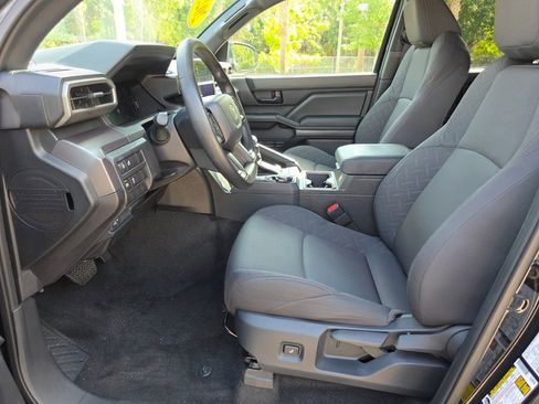 Certified 2025 Toyota Tacoma SR5 AWD/4WD image 24