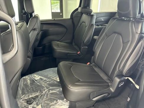 New 2025 Chrysler Pacifica Select image 6