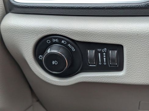 Used 2017 Chrysler Pacifica Touring-L image 42