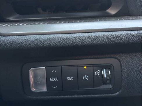 Used 2025 Chevrolet Traverse LT image 30