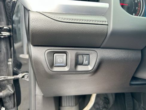 Used 2022 GMC Acadia SLE w/ Driver Convenience Package AWD/4WD image 17