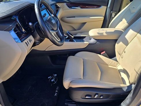 Used 2017 Cadillac XT5 Luxury w/ Driver Awareness Package image 11