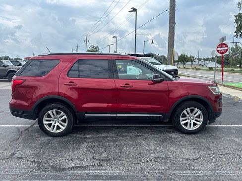 Used 2018 Ford Explorer XLT w/ Equipment Group 202A AWD/4WD image 2