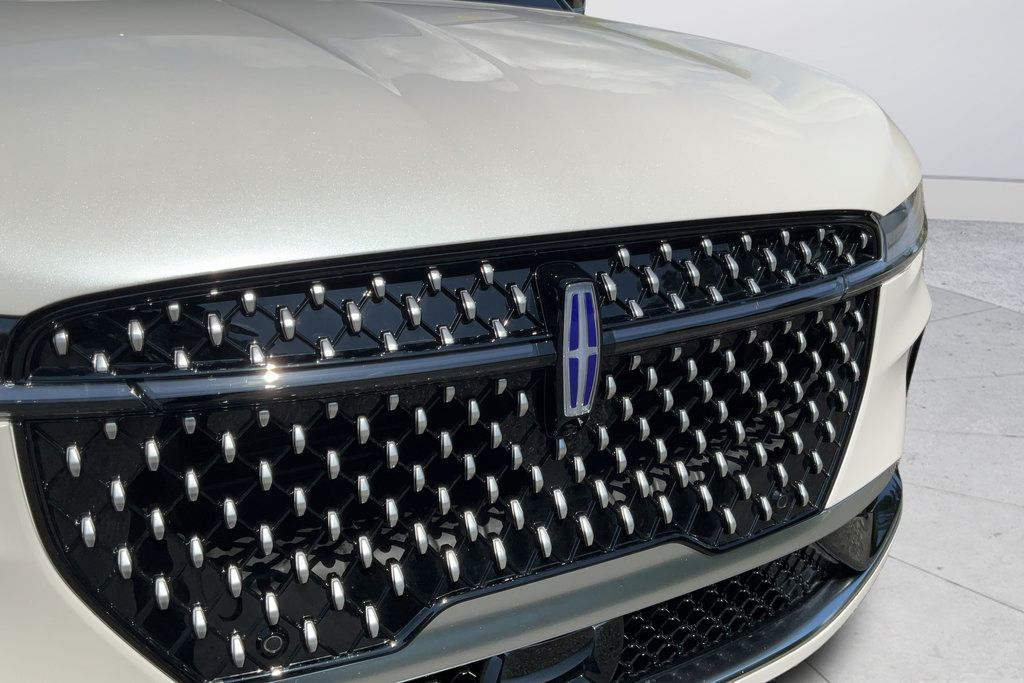 Used 2025 Lincoln Nautilus Reserve AWD/4WD image 29