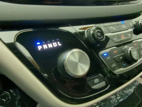 Used 2023 Chrysler Pacifica Touring-L FWD image 18
