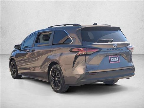 Used 2021 Toyota Sienna XLE image 7