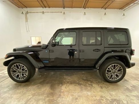 Used 2022 Jeep Wrangler Unlimited Sahara AWD/4WD image 2