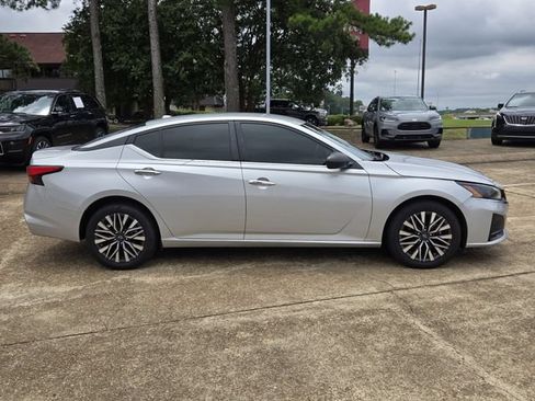 Used 2024 Nissan Altima 2.5 SV AWD/4WD image 4