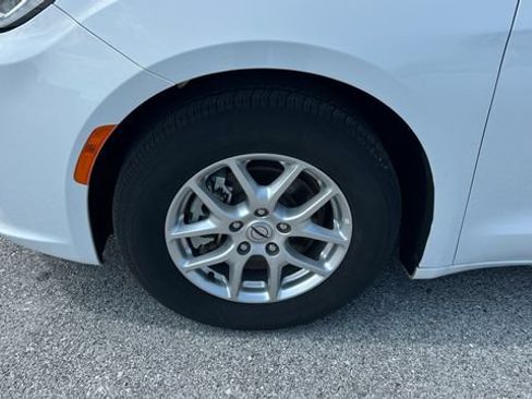 Used 2024 Chrysler Pacifica Touring-L FWD image 9
