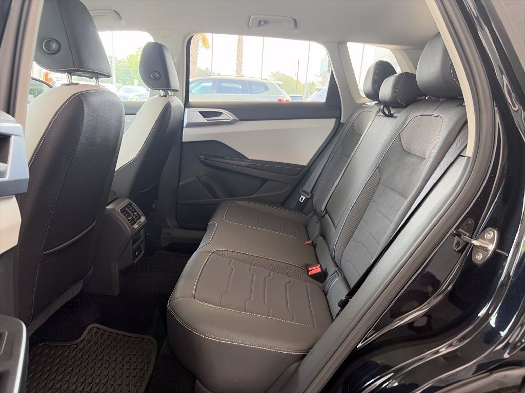 Certified 2025 Volkswagen Taos SE FWD image 31
