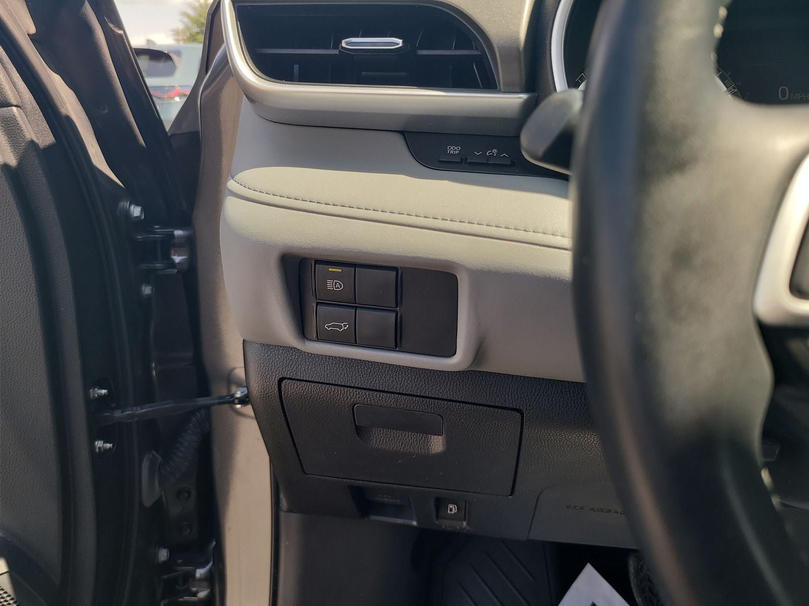Used 2022 Toyota Highlander XLE AWD/4WD image 17