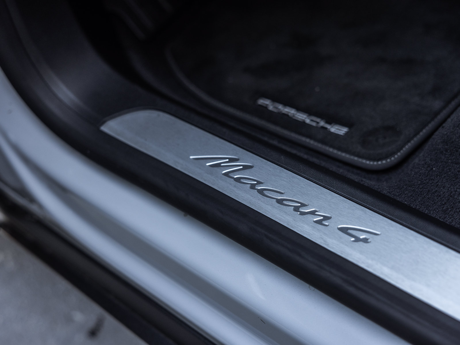 Certified 2025 Porsche Macan 4 Electric AWD/4WD image 16
