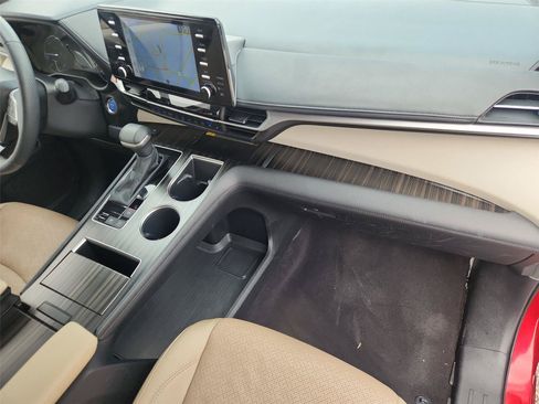 Used 2023 Toyota Sienna Limited FWD image 28