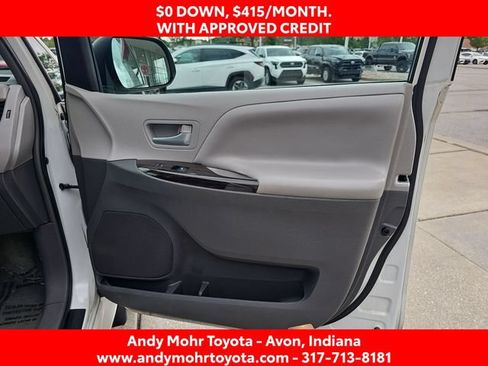 Used 2017 Toyota Sienna XLE Premium FWD image 38
