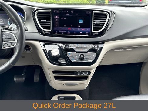 Used 2023 Chrysler Pacifica Touring-L FWD image 5