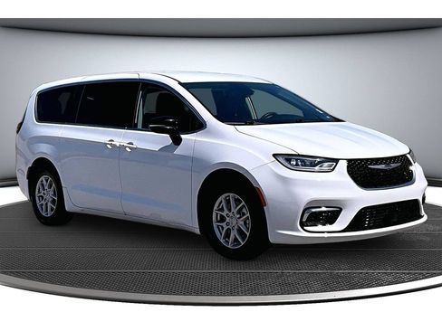 Certified 2024 Chrysler Pacifica Touring-L FWD image 14