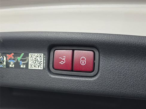 Used 2024 Mercedes-Benz C 300 Sedan image 25